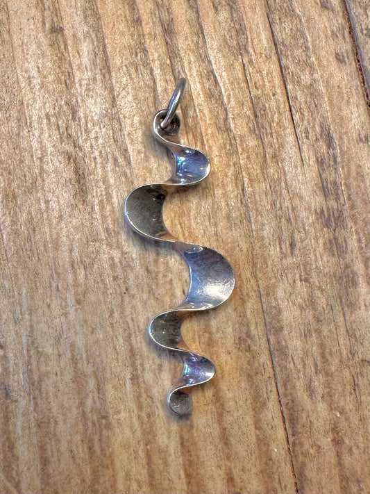 Abstrakter gewellter Anhänger aus 925er Sterlingsilber