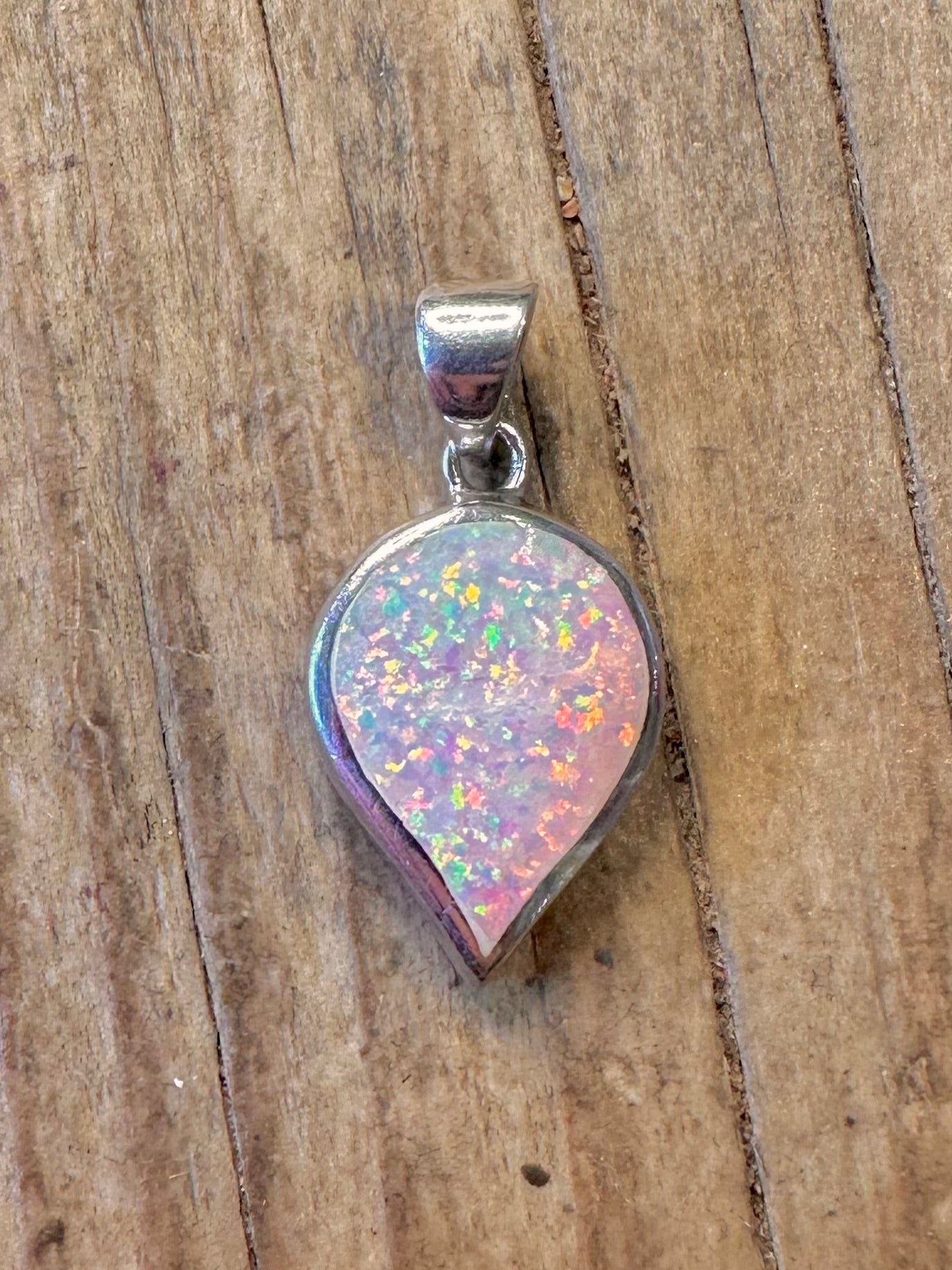 Opal-Tropfenanhänger aus 925er Sterlingsilber