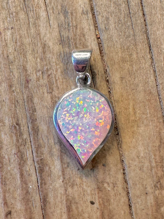 Opal-Tropfenanhänger aus 925er Sterlingsilber
