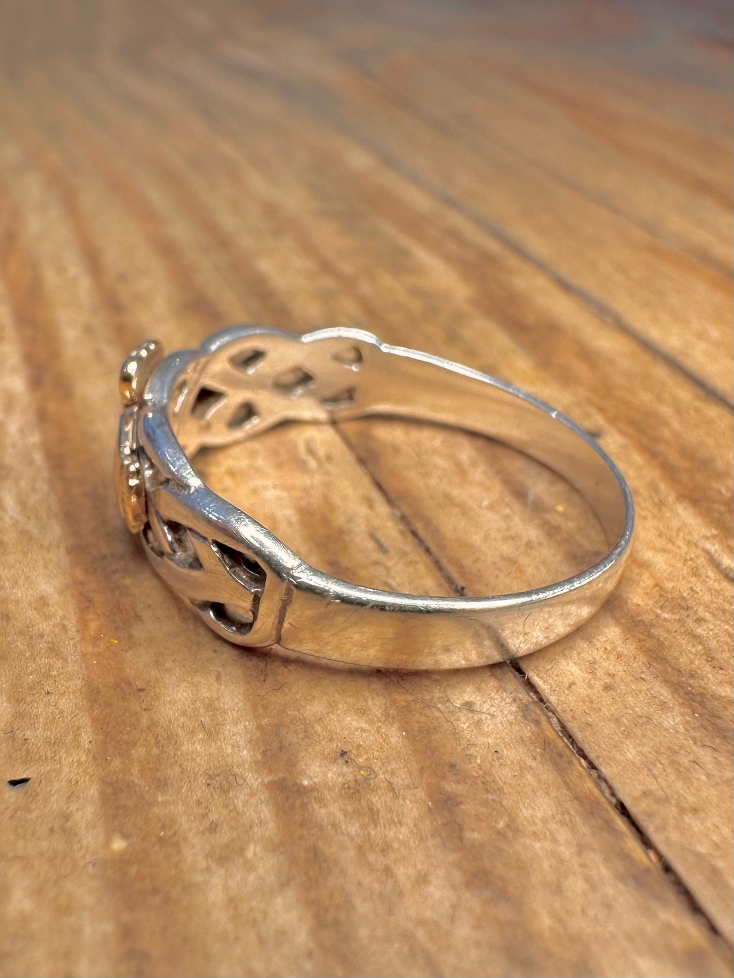 14 Karat Weiß- und Gelbgold Claddagh-Ring mit keltischem Band Größe Q1/2