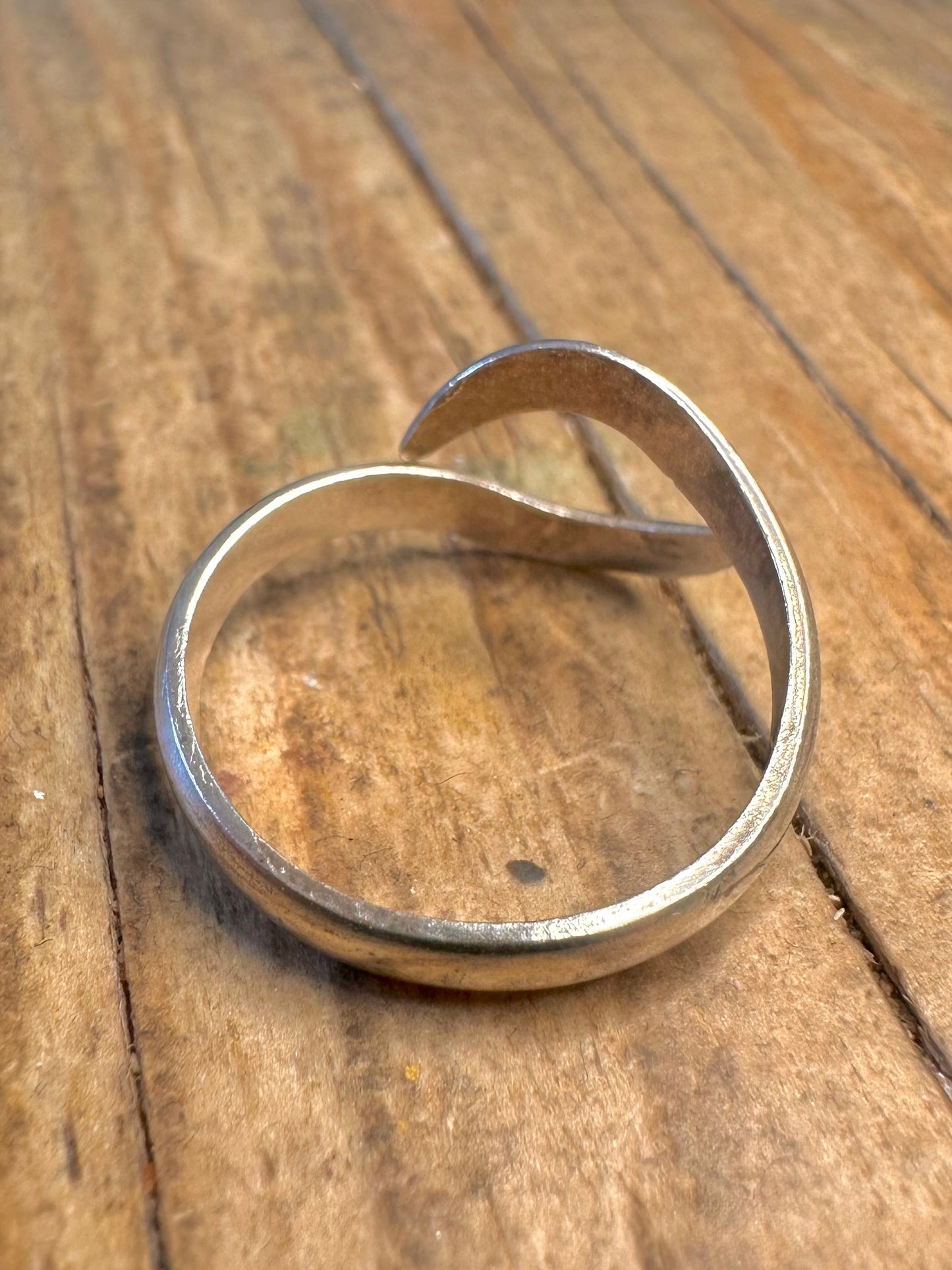 Abstrakter, verdrehter 925er Sterling Silber Ring, Größe Q