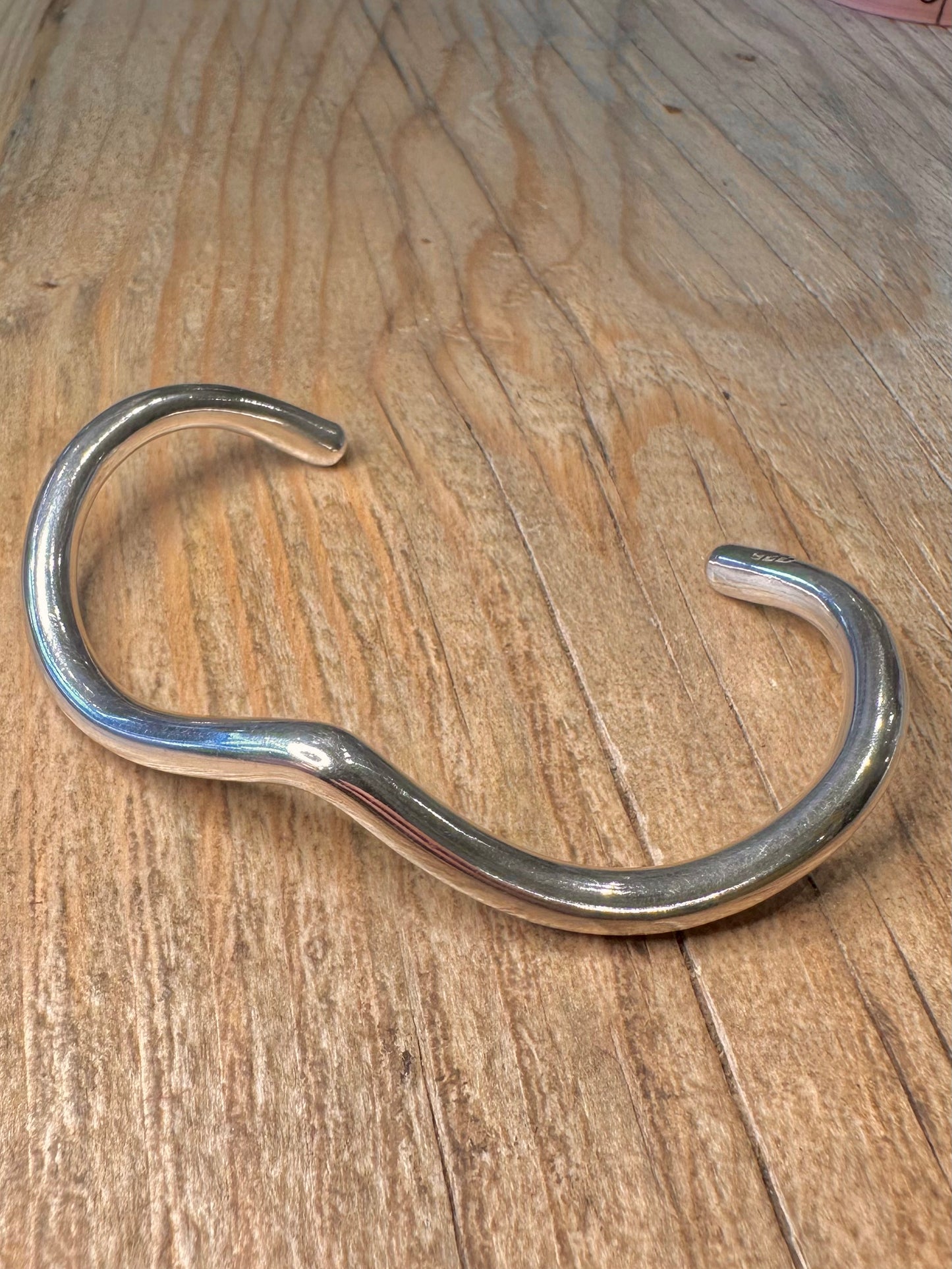 Modernist gewellter Manschetten-Hohlarmreif aus 925er Sterlingsilber