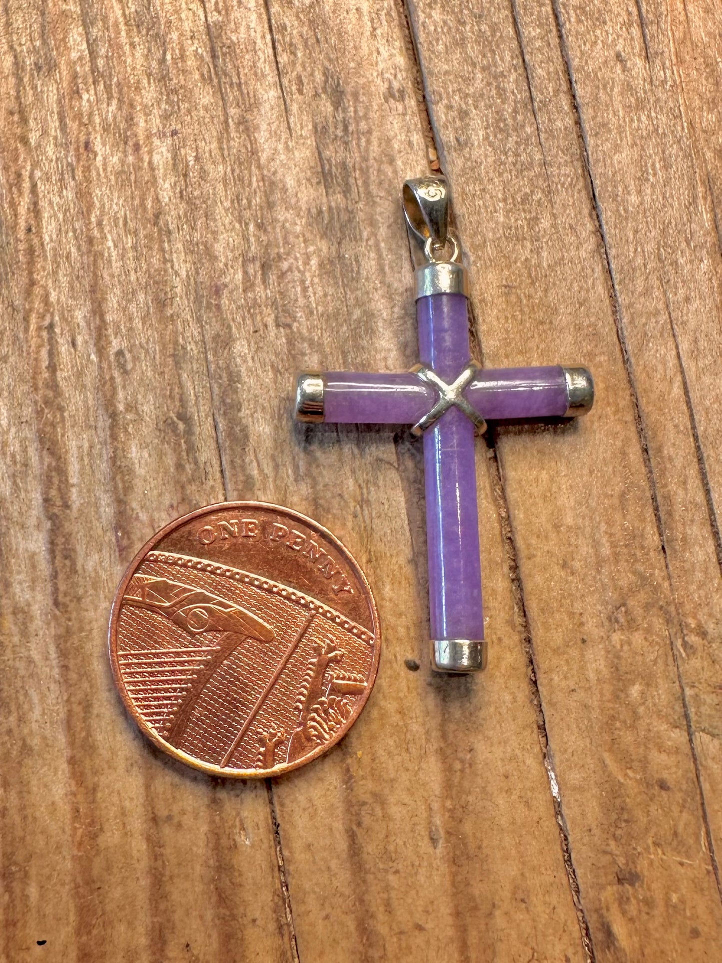 Anhänger aus Sterlingsilber 925 mit Kreuz aus violetter Jade