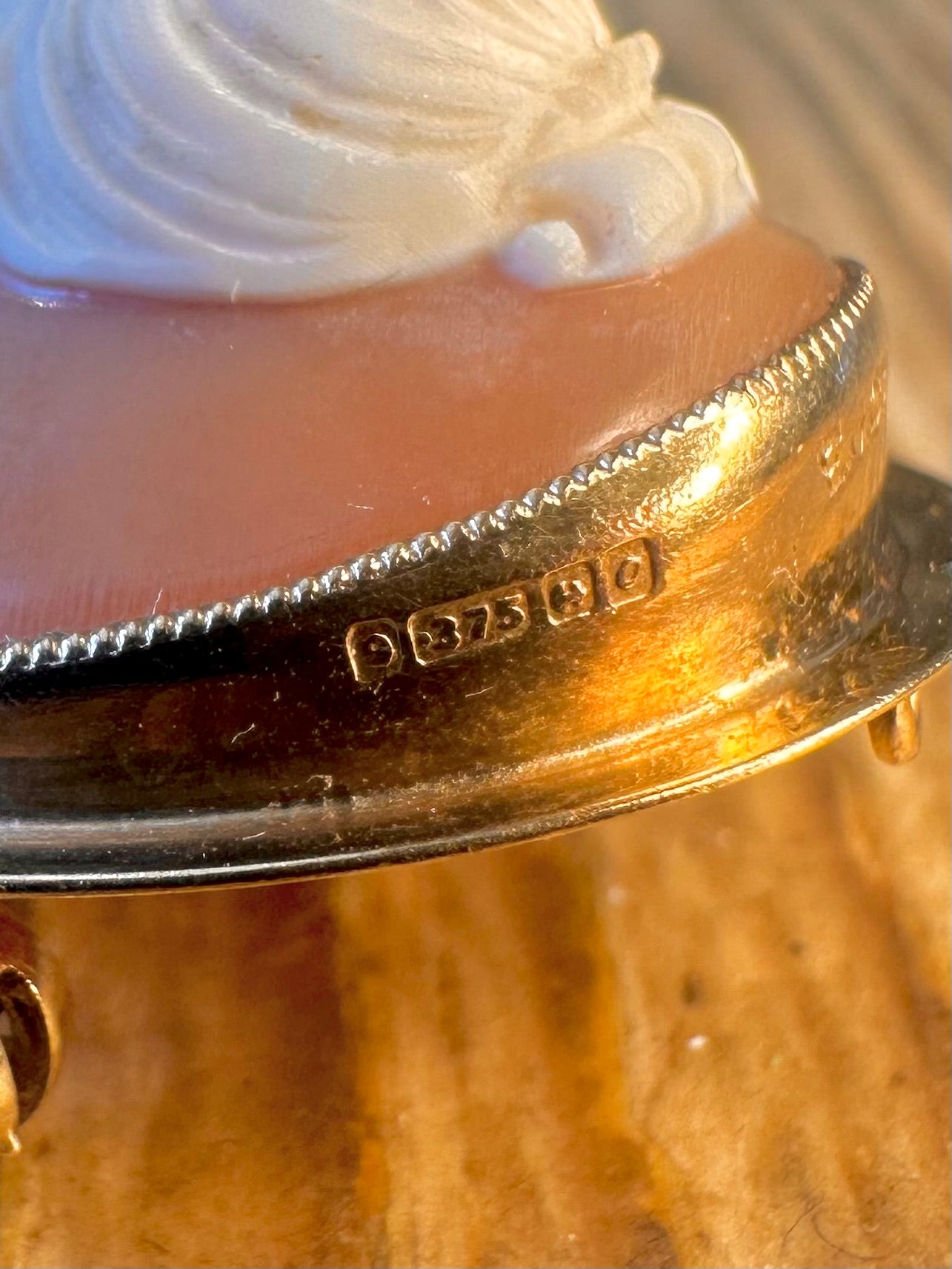 9ct Gold 1963 Cameo High Relief Maker E.J.CY&Co Brooch