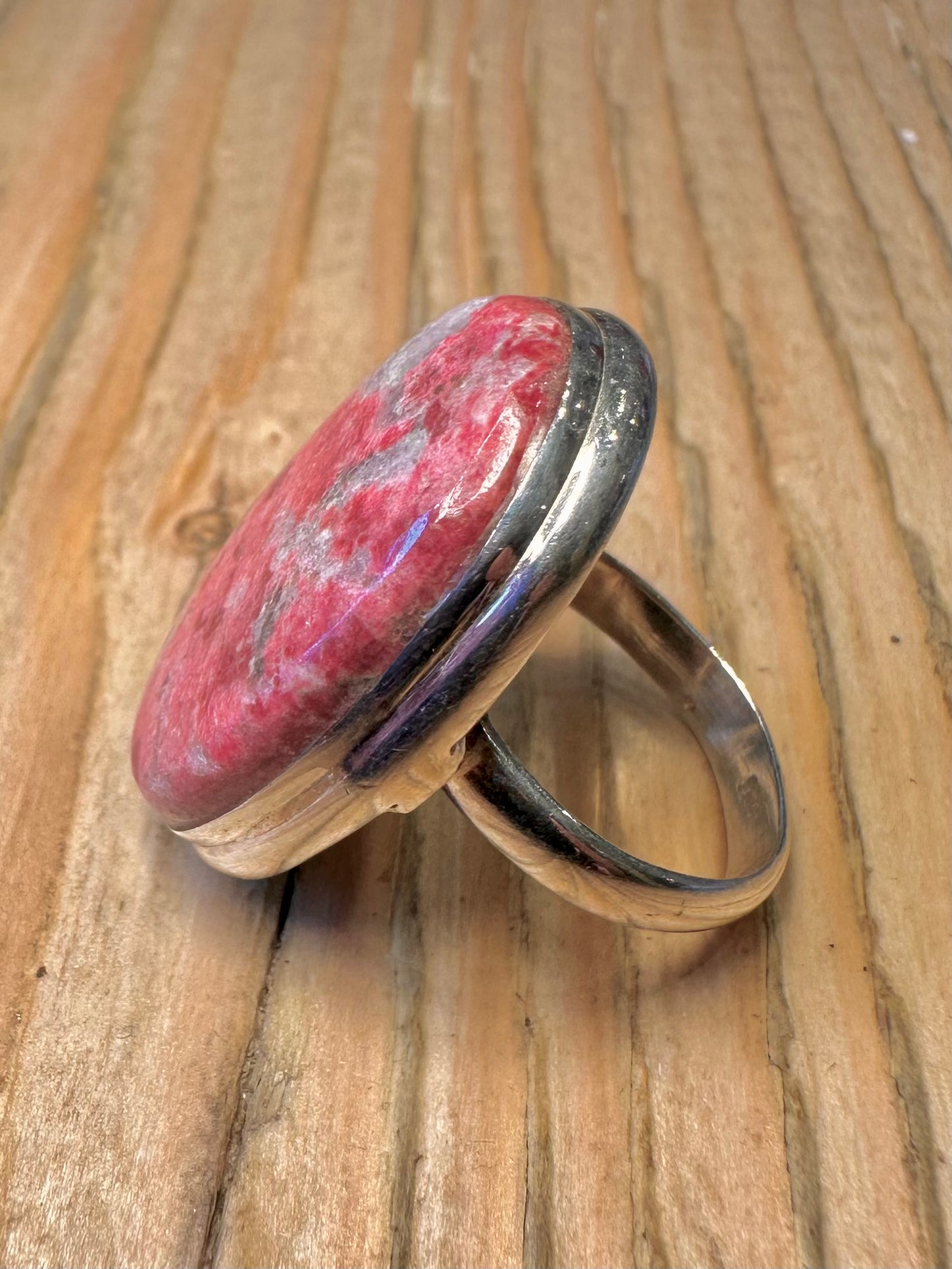 Moderner ovaler, rosa Thulit-Ring aus 925er Sterlingsilber, Größe O