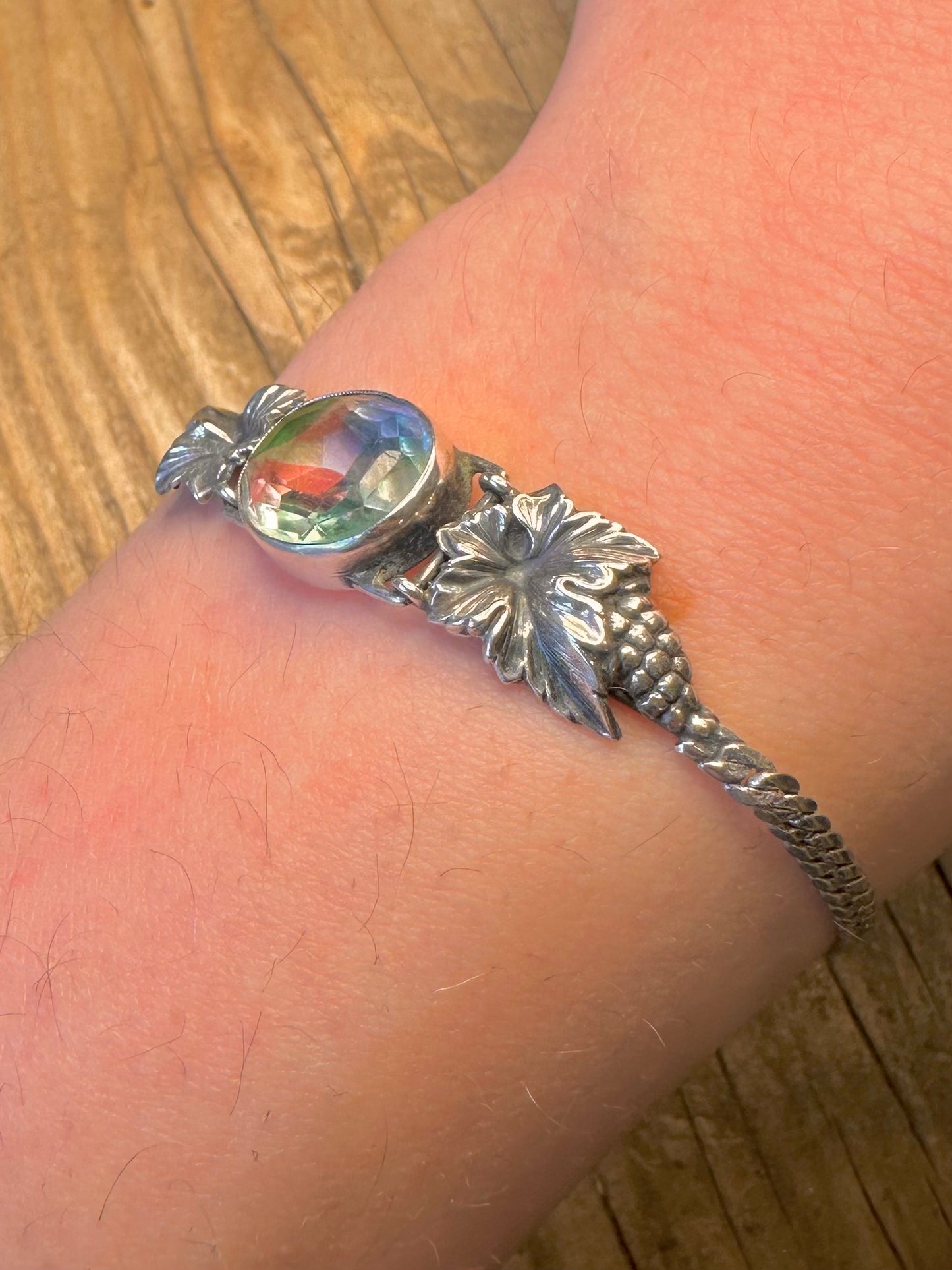 Verziertes Armband aus 800er Silber mit farbigen Steinen und Blättern, 21 cm