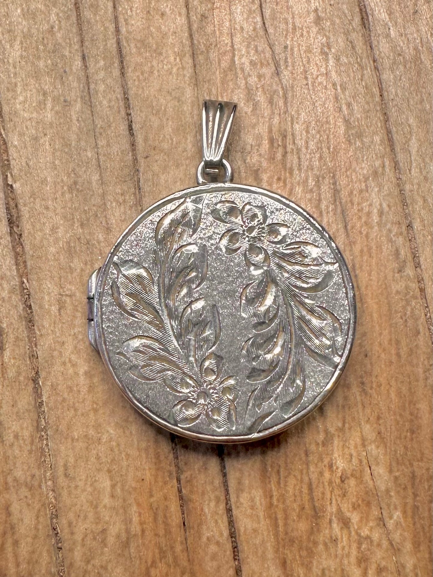 Vintage 1969 Engraved Floral 925 Sterling Silver Locket Pendant