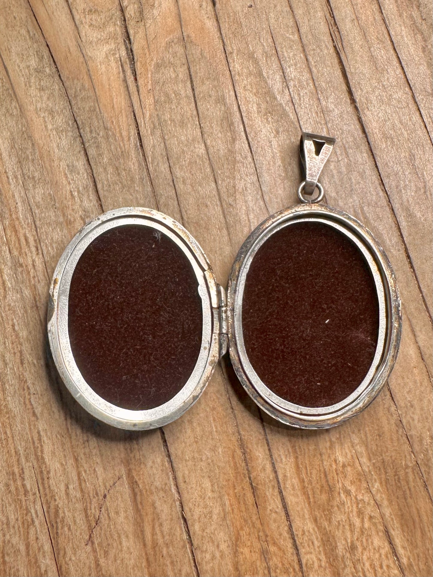 Vintage 1978 Oval Engraved Floral 925 Sterling Silver Locket Pendant