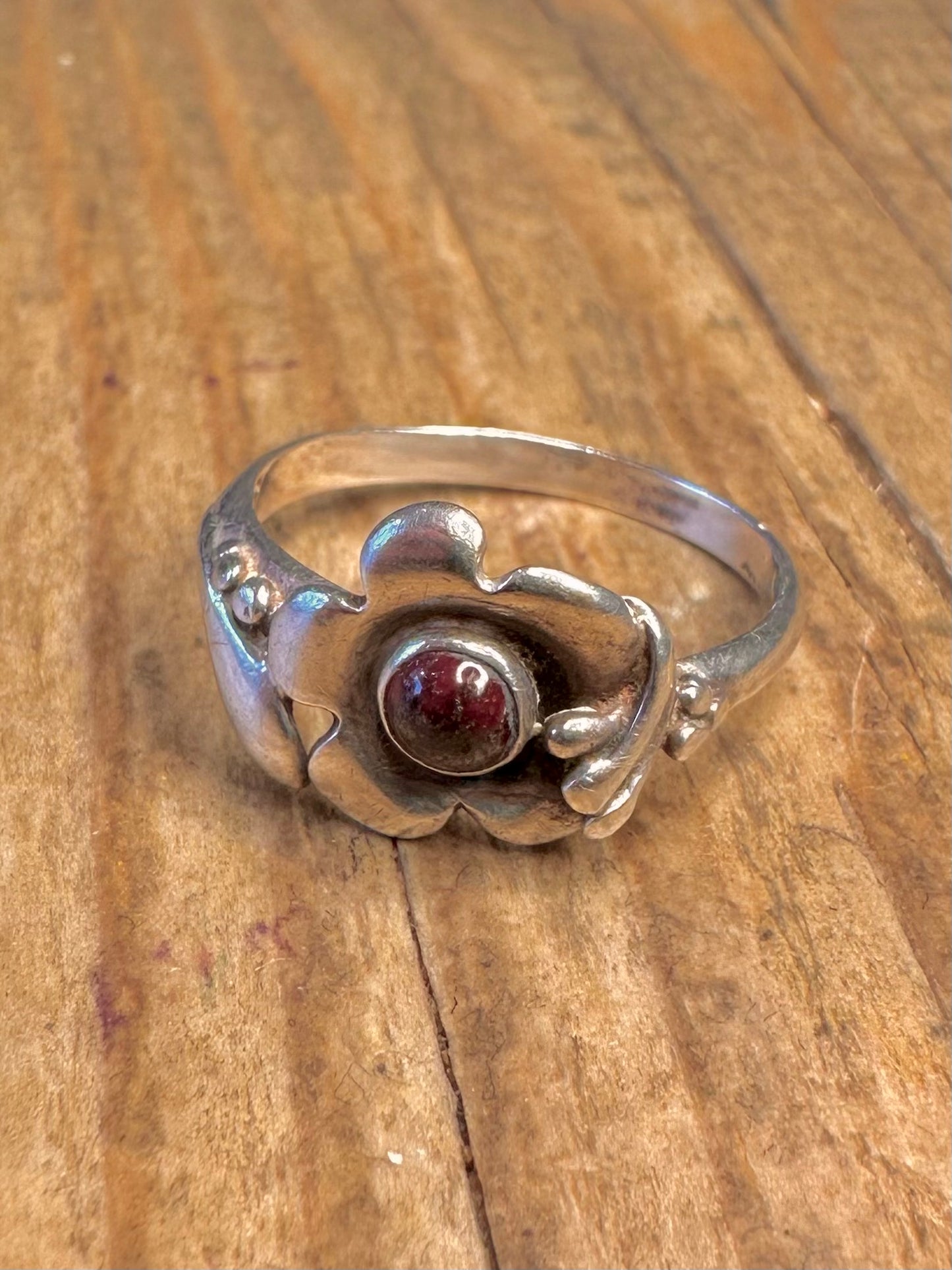 Ring aus 925er Sterlingsilber mit rotem Stein und Blumenmuster, Größe N