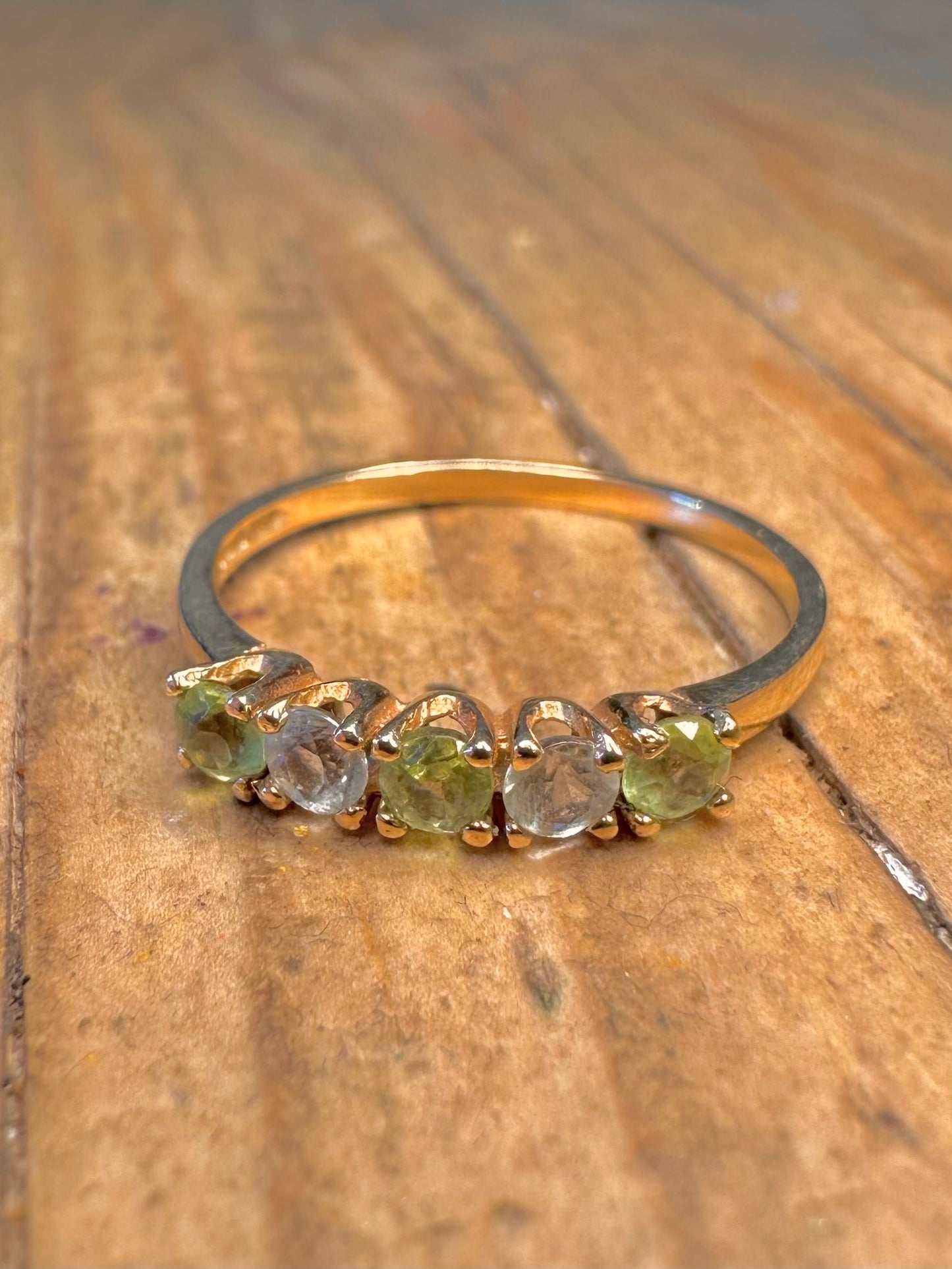 Ring aus 9 Karat Gold mit Peridot und fünf weißen Steinen, Größe N