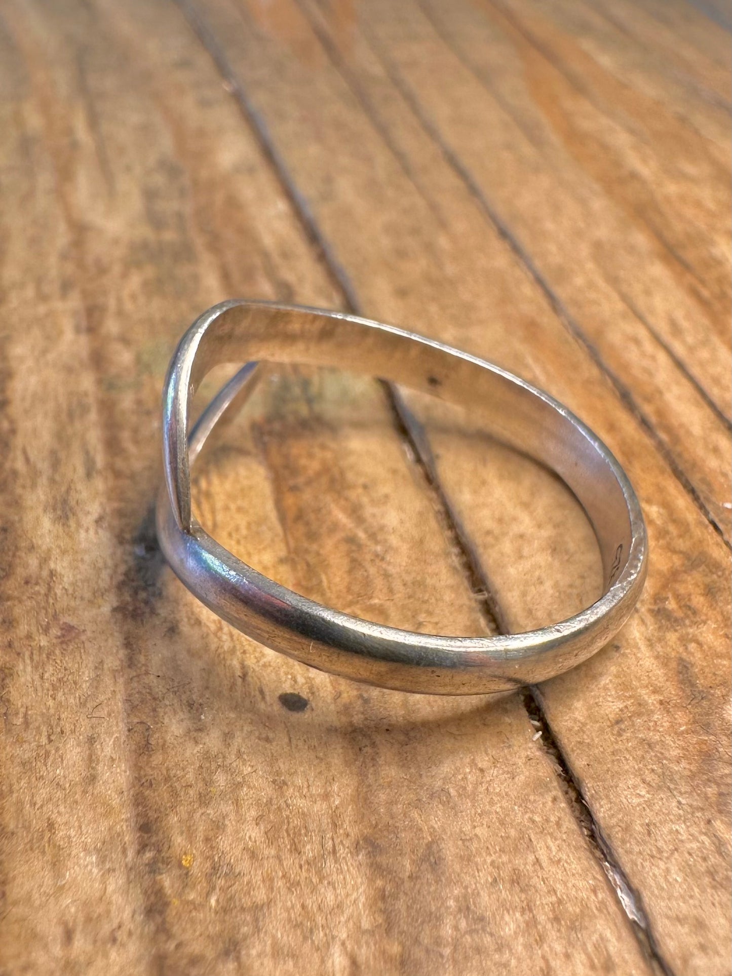 Abstrakter, verdrehter 925er Sterling Silber Ring, Größe Q