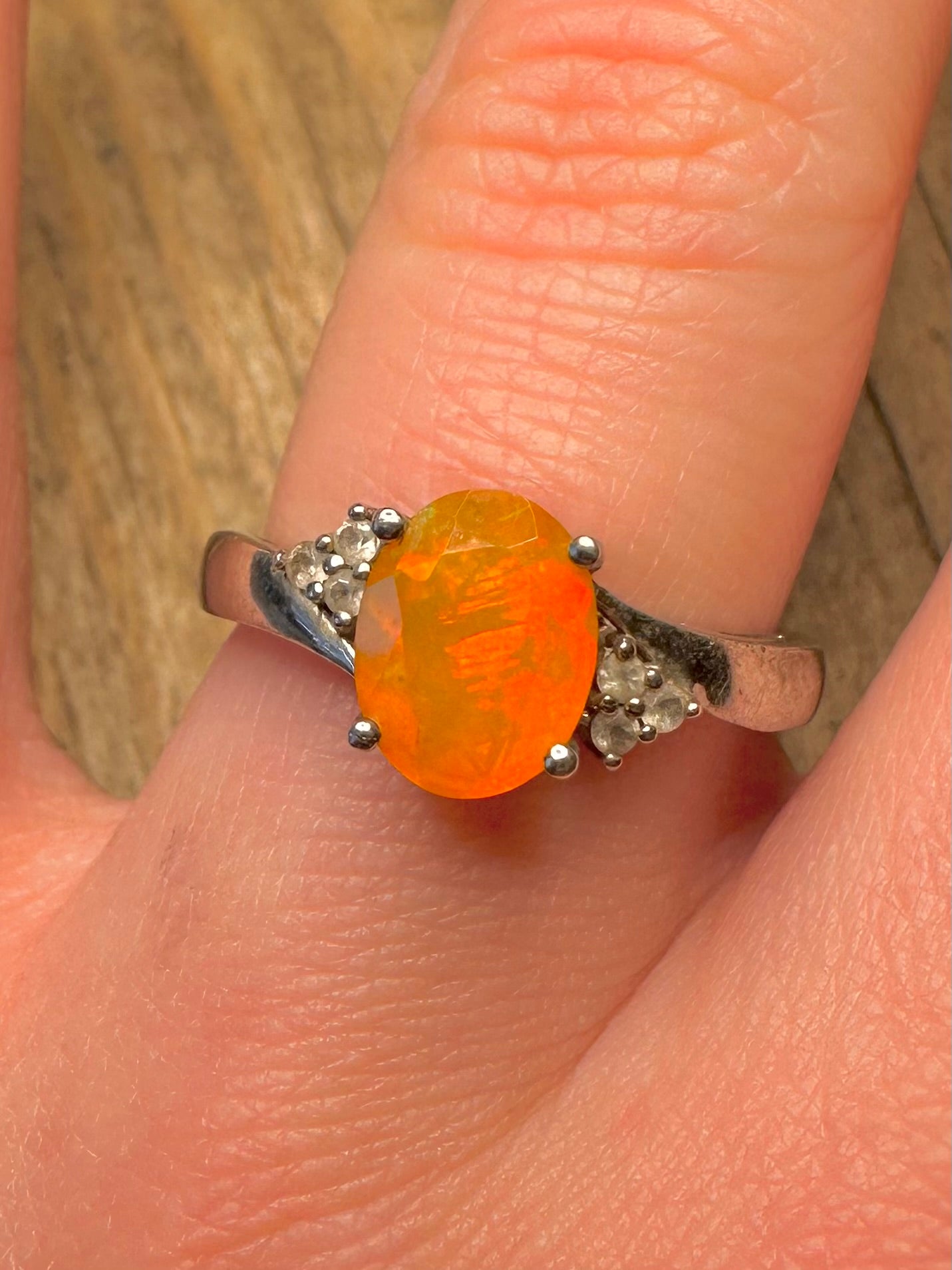 Moderner Ring aus orangefarbenem Opal (simuliert), 925er Sterlingsilber, Größe S