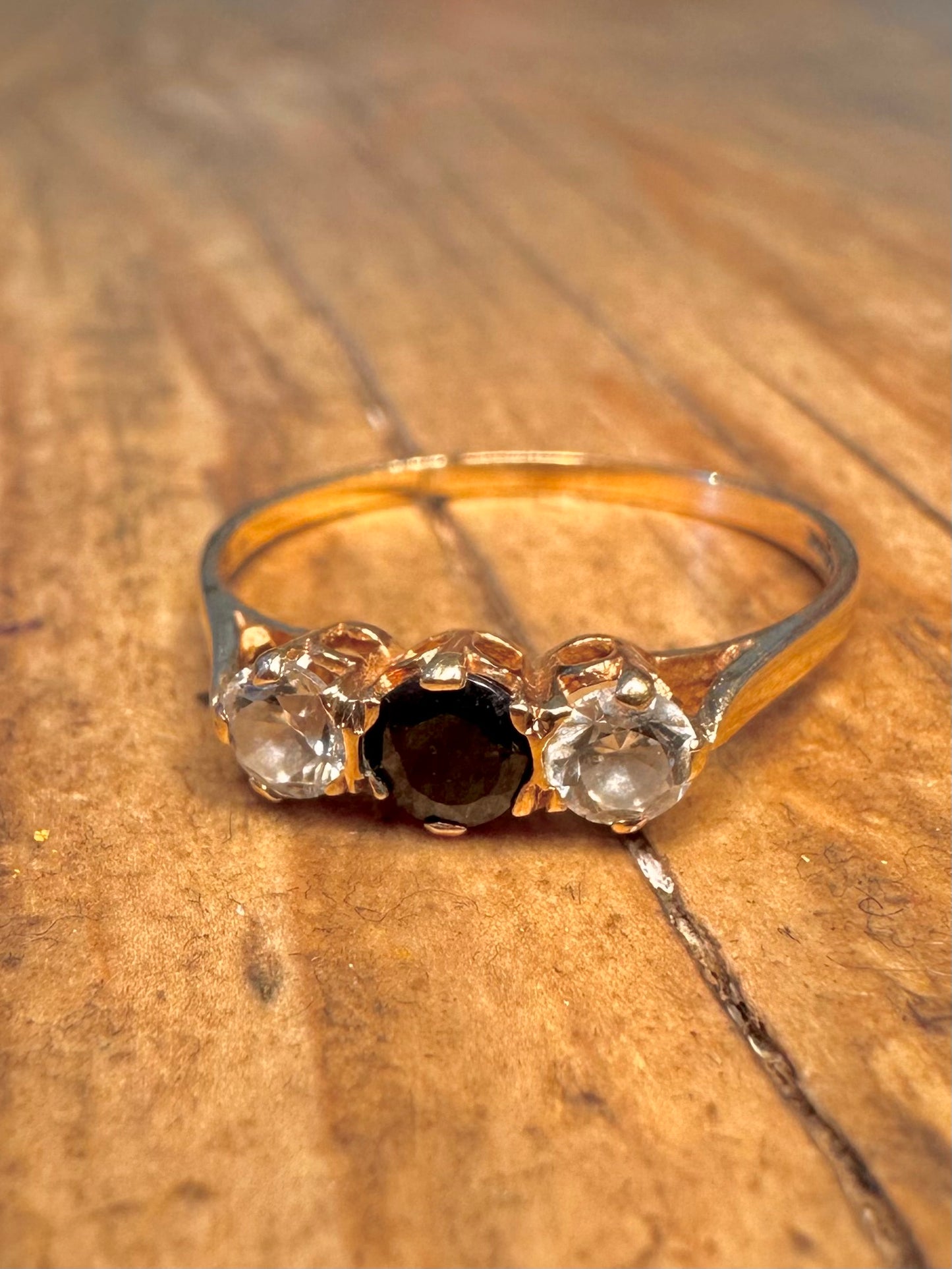 Ring in 9 Karat Gold mit drei Steinen in Schwarz und Weiß, Größe P