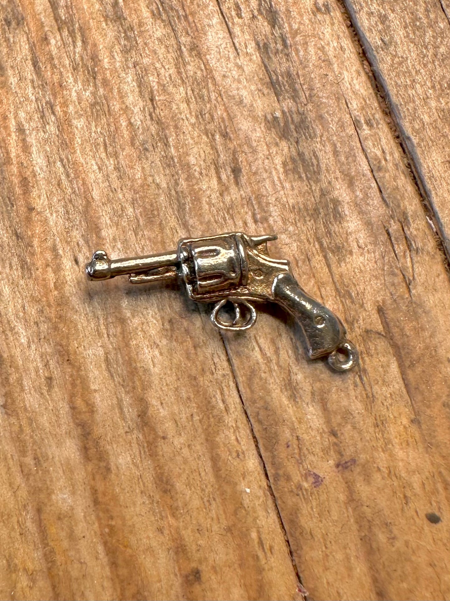 Revolver Gold auf Silber Charmanhänger